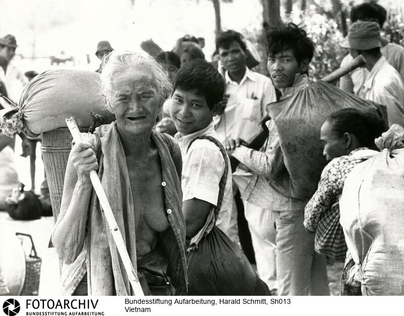 Flüchtlingsmassen kennzeichnen das Bild Südvietnams seit der Kommunistischen Grossoffensive. Südvietrnamesische Flüchtlinge auf der Nationalstrasse 22 auf dem Weg nach Saigon. <BR>Aufnahmedatum: April 1975<BR>Material/Technik: Foto<BR>Aufnahmeort: Süd-Vietnam / Vietnam<BR>Signatur: Sh013