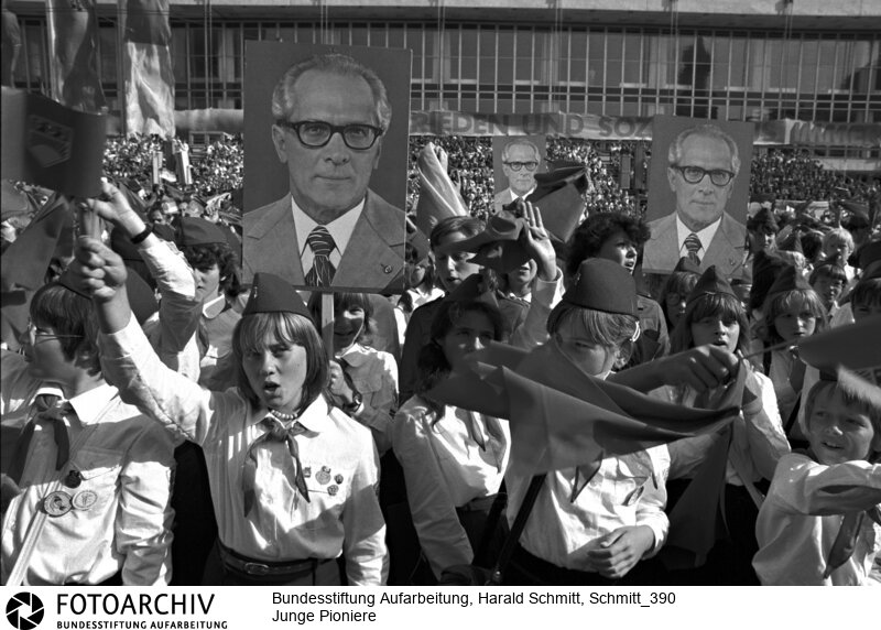 Junge Pioniere beim Pioniertreffen 1982 in Dresden. Film: 82 0833 Negativ: 7a<BR>Person: Honecker, Erich, [25.8.1912 - 29.5.1994], DDR-Politiker und Staatsoberhaupt der DDR<BR>Aufnahmedatum: 1982<BR>Material/Technik: Foto<BR>Aufnahmeort: Dresden / DDR (Deutschland)<BR>Signatur: Schmitt_390
