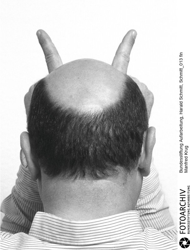 Auch Manfred Krug gehörte zu den Künstlern, die sich dem Protest gegen die Ausbürgerung von Wolf Biermann 1976 angeschlossen hatten. Der in der DDR äußerst populäre Schauspieler und Sänger wird mit einem teilweisen Berufsverbot bestraft und reist 1977 in den Westen aus. In Hamburg dreht er noch im gleichen Jahr seinen ersten "Tatort". Schmitt_0 019<BR>Person: Krug, Manfred, [08.02.1937 - 21.10.2016], (Krug, Manfred), deutscher Schauspieler, Sänger und Schriftsteller<BR>Aufnahmedatum: 1984<BR>Material/Technik: Foto<BR>Aufnahmeort: Westdeutschland (Deutschland)<BR>Signatur: Schmitt_013 fin