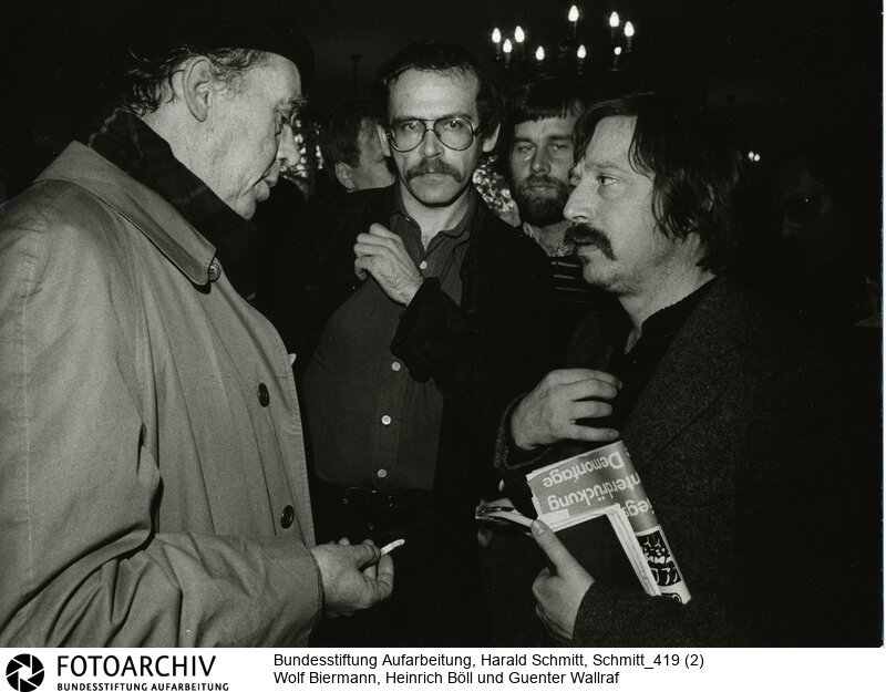 Wolf Biermann, aus der DDR abgeschobener Liedermacher (rechts) nach einem Konzert in Bochum mit Guenter WALLRAF (Mitte) und Heinrich BOELL. Bild Nr. 76 3192<BR>Person: Biermann, Wolf, [15.11.1936], deutscher Liedermacher und Lyriker Böll, Heinrich, [21.12.1917 - 16.7.1985], deutscher Schriftsteller Wallraff, Günter, [01.10.1942 - ], deutscher Journalist und Schriftsteller<BR>Aufnahmedatum: 1976<BR>Material/Technik: Foto<BR>Aufnahmeort: Bochum / BRD (Deutschland)<BR>Signatur: Schmitt_419 (2)
