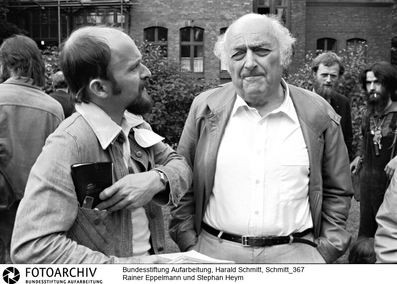 Erste Friedenswerkstatt in der Erlöserkirche in Ost-Berlin. Pfarrer Rainer EPPELMANN im Gespräch mit dem Schriftsteller Stefan HEYM. Film: 82 0630  Film: 28<BR>Person: Eppelmann, Rainer, [12.2.1943 -], deutscher evangelischer Pfarrer, Bürgerrechtler und seit 1998 Vorstandsvorsitzender der Bundesstiftung zur Aufarbeitung der SED-Diktatur Heym, Stefan, [10.4.1913 - 16.12.2001], deutscher Schriftsteller und DDR-Oppositioneller<BR>Aufnahmedatum: 1982<BR>Material/Technik: Foto<BR>Aufnahmeort: Berlin / DDR (Deutschland)<BR>Signatur: Schmitt_367