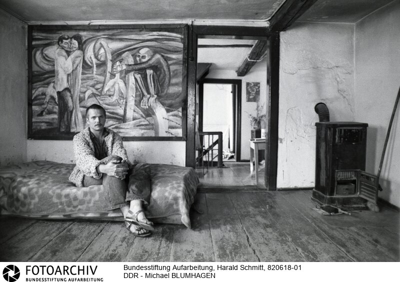 Systemkritiker und Künstler aus Jena.<BR>Person: Blumhagen, Michael, [1958 - ], deutscher Bildhauer und DDR-Oppositioneller<BR>Aufnahmedatum: 1982<BR>Material/Technik: Foto<BR>Aufnahmeort: Jena / DDR (Deutschland)<BR>Signatur: 820618-01