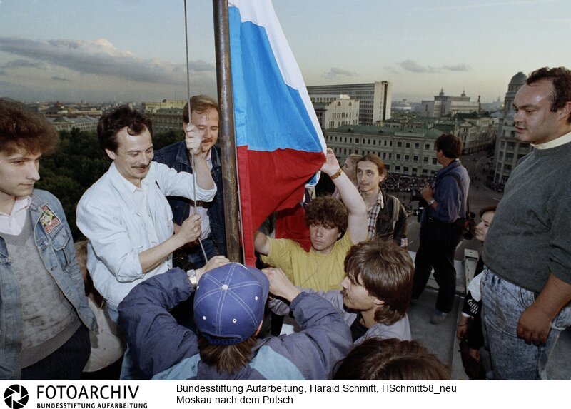 UdSSR - Moskau nach dem Putsch am 22.-24.08.1991 - Auf einem Haus gegenüber dem Zentralkomitée in Moskau hissen junge Leute die Russische Flagge. Das Ende der Sowjetunion ist damit besiegelt. Film: 910817 Neg: 11<BR>Aufnahmedatum: August 1991<BR>Material/Technik: Foto<BR>Aufnahmeort: Moskau / UdSSR (Russland)<BR>Signatur: HSchmitt58_neu