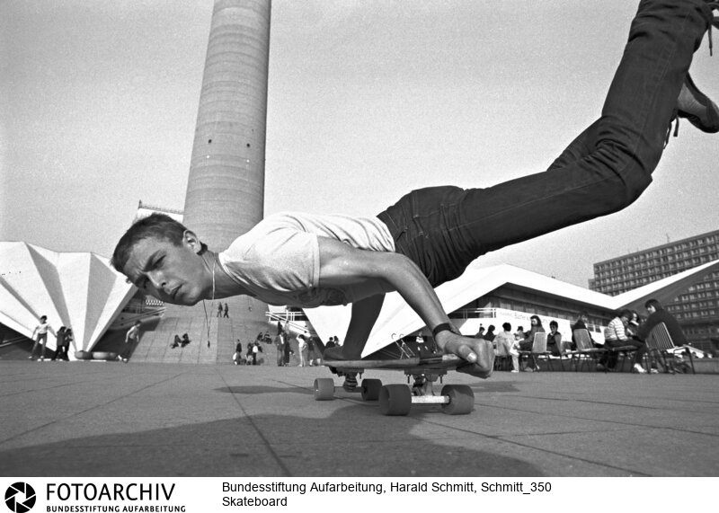 Die ersten DDR Jugendlichen die Skateboard fahren. Im Hintergrund der Fernsehturm in Ost-Berlin. Film:82 0407 Negativ:8a<BR>Aufnahmedatum: 1982<BR>Material/Technik: Foto<BR>Aufnahmeort: Berlin / DDR (Deutschland)<BR>Signatur: Schmitt_350