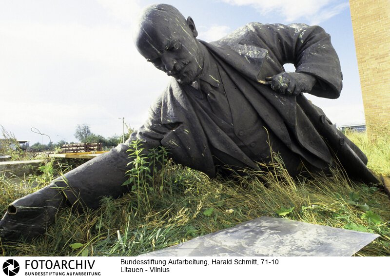 Auf einer Werft bei Tallin liegt der erste, nach dem Putsch gestürtzte Lenin im Gras. <BR>Aufnahmedatum: September 1991<BR>Material/Technik: Foto<BR>Aufnahmeort: Vilnius / Litauen<BR>Signatur: 71-10