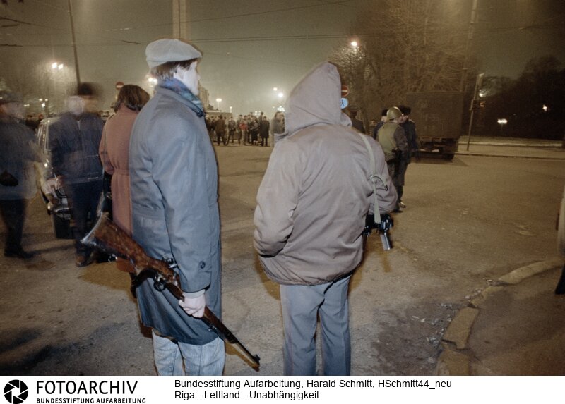Der Feuerkraft einer sowjetischen Invasion haben die Letten wenig entgegenzusetzen. Selbst alte Jagdflinten werden aus dem Schrank geholt, um die Hauptstadt zu verteidigen. <BR>Aufnahmedatum: Januar 1991<BR>Material/Technik: Foto<BR>Aufnahmeort: Riga / Lettland<BR>Signatur: HSchmitt44_neu