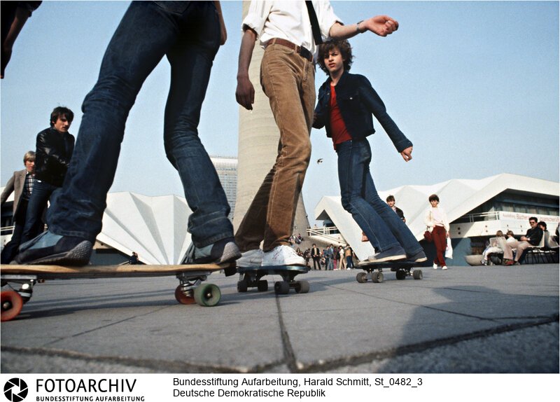 Die ersten DDR Skater vor dem Fernsehturm in Ost-Berlin.<BR>Aufnahmedatum: Mai 1982<BR>Material/Technik: Foto<BR>Aufnahmeort: Ostberlin /DDR<BR>Signatur: St_0482_3