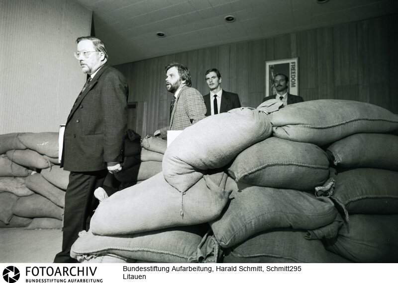 Der neue Präsident Litauens Vitautas LANDSBERGIS  hinter Sandsäcken in seinem Büro (l). Film: 91 0910  Negativ: 5a. Film: 91 0909  Negativ: 7<BR>Person: Landsbergis, Vytautas, [18.10.1932 - ], litauischer Politiker, Staatsoberhaupt Litauens, Parlmentspräsident und Mitglied des EU Parlaments<BR>Aufnahmedatum: September 1991<BR>Material/Technik: Foto<BR>Aufnahmeort: Litauen<BR>Signatur: Schmitt295