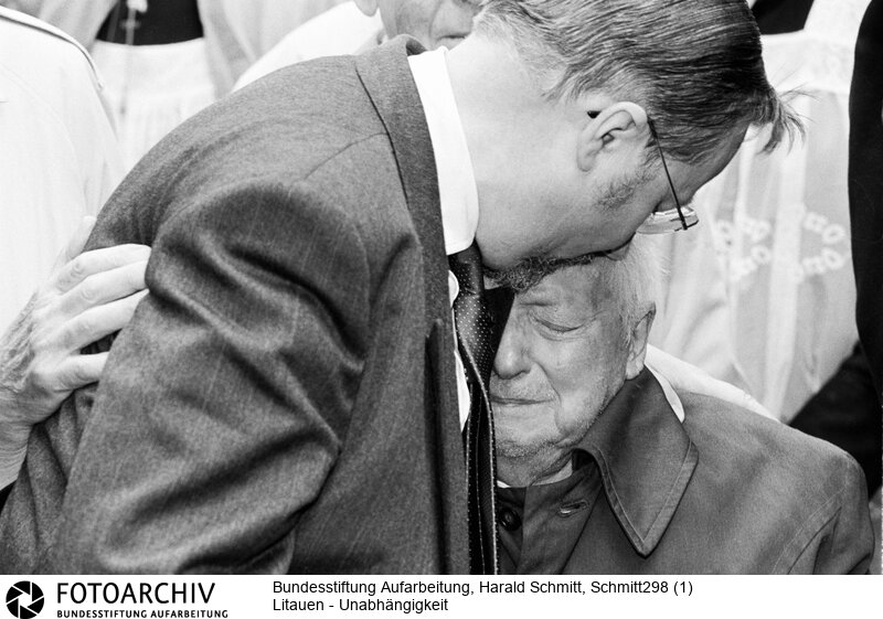 Nach Monaten zum Teil blutiger Auseinandersetzungen mit Moskaus ist im September 1991 der lange Kampf für die Souveränität Litauens endlich gewonnen. Vitautas Landsbergis, der neue Präsident des Landes, wird von seinem Vater umarmt. Der Sohn küsst ihm auf die Stirn. Film: 91 0918  Negativ: 27a<BR>Person: Landsbergis, Vytautas, [18.10.1932 - ], litauischer Politiker, Staatsoberhaupt Litauens, Parlmentspräsident und Mitglied des EU Parlaments<BR>Aufnahmedatum: September 1991<BR>Material/Technik: Foto<BR>Aufnahmeort: ?iluva / Litauen<BR>Signatur: Schmitt298 (1)