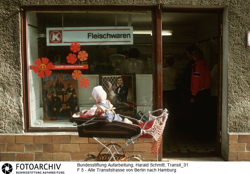 Fleischerei im Ort PERLEBERG Archiv Nr. 11/5<BR>Person: Neudert, Roland, [09.07.1939], deutscher Schlagersänger<BR>Aufnahmedatum: September 1982<BR>Material/Technik: Foto / Dia<BR>Aufnahmeort: DDR - BRD<BR>Signatur: Transit_31