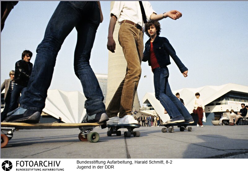 Skateboarder vor dem Fernsehturm in Ost-Berlin<BR>Aufnahmedatum: Mai 1982<BR>Material/Technik: Foto<BR>Aufnahmeort: Berlin / DDR (Deutschland)<BR>Signatur: 8-2