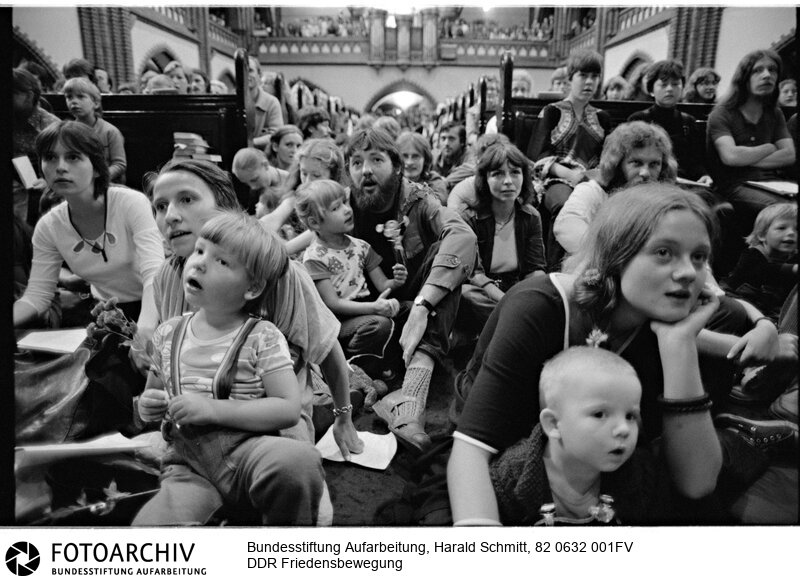Erste Berliner Friedenswerkstatt  in der Erlöserkirche in Ost-Berlin. Der Pfarrer (nicht im Bild) ist Rainer Eppelmann. <BR>Person: Eppelmann, Rainer, [12.2.1943 -], deutscher evangelischer Pfarrer, Bürgerrechtler und seit 1998 Vorstandsvorsitzender der Bundesstiftung zur Aufarbeitung der SED-Diktatur<BR>Aufnahmedatum: Juni 1982<BR>Material/Technik: Foto<BR>Aufnahmeort: Berlin / DDR (Deutschland)<BR>Signatur: 82 0632 001FV