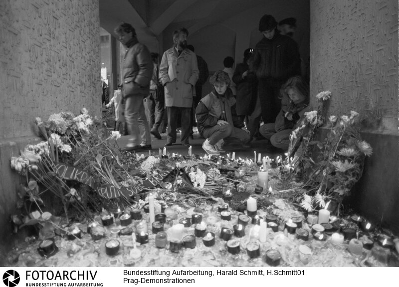 Demonstrationen in Prag in der Tschechoslowakei vom 21.-25.11.1989. Passanten zünden Kerzen auf der Narodnistrasse an. Sie wollen daran erinnern, dass hier junge Mädchen von der Miliz bei einer Demonstration am 17.11. 1989 fast zu Tode geprügelt wurden. Film: 89 1106  Negativ: 15.<BR>Aufnahmedatum: November 1989<BR>Material/Technik: Foto<BR>Aufnahmeort: Prag / Tschechoslowakei (Tschechien)<BR>Signatur: H.Schmitt01