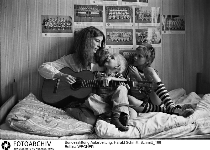 DDR - Portrait  Sängerin Bettina WEGNER mit ihrem Sohn Jakob (5) in ihrer Wohnung in Berlin. Film:79 0903  Negativ:25<BR>Aufnahmedatum: 1979<BR>Material/Technik: Foto<BR>Aufnahmeort: Berlin / DDR (Deutschland)<BR>Signatur: Schmitt_168