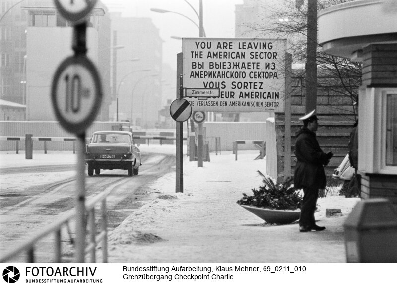 Mauer - Allied Checkpoint Charlie - Übergang für Ausländer nach Ost-Berlin. Der Grenzübergang wird von den westlichen Alliierten betrieben<BR>Aufnahmedatum: 11.02.1969<BR>Material/Technik: Fotografie<BR>Aufnahmeort: West-Berlin, BRD (Deutschland)<BR>Signatur: 69_0211_010<BR>