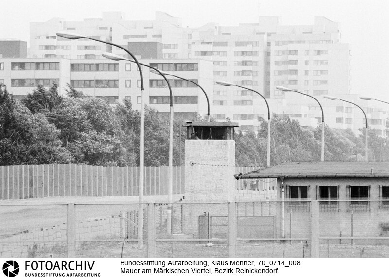 Ausbau der Berliner Mauer im Norden von Berlin. DDR perfektioniert den antifaschistischen Schutzwall, auch Staatsgrenze West genannt.<BR>Aufnahmedatum: 14.07.1970<BR>Material/Technik: Fotografie<BR>Aufnahmeort: West-Berlin, BRD (Deutschland)<BR>Signatur: 70_0714_008<BR>