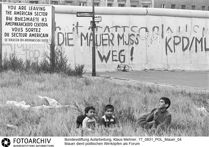 Berlin (Berlin West), 31-08-1977. Links- und rechtsradikale Parolen an der Mauer. Der nach Lesart der Deutschen Demokratischen Republik (DDR) antifaschistische Schutzwall dient politischen Wirrköpfen aller Schattierungen als Forum für ihre Parolen. Foto: Übertünchte Parole der KPD/ML an der Mauer im Bezirk Kreuzberg.<BR>Material/Technik: Foto<BR>Berlin (West)<BR>Signatur: 77_0831_POL_Mauer_04