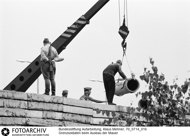 Ausbau der Berliner Mauer im Norden von Berlin. DDR perfektioniert den antifaschistischen Schutzwall, auch Staatsgrenze West genannt.<BR>Aufnahmedatum: 14.07.1970<BR>Material/Technik: Fotografie<BR>Aufnahmeort: West-Berlin, BRD (Deutschland)<BR>Signatur: 70_0714_016<BR>
