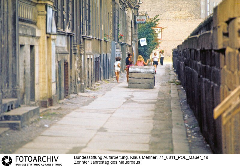 Foto: Alltag im Schatten der Mauer. Berlin (Berlin West), 11. 08. 1971. Berliner Mauer ? Wall of Shame. Vorschau zum zehnten (10.) Jahrestag des Mauerbaus. The wall in the districts Kreuzberg and Wedding.<BR>Material/Technik: Foto<BR>Berlin (West)<BR>Signatur: 71_0811_POL_Mauer_19
