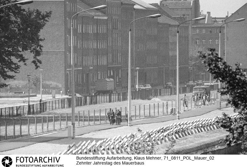 Foto: Soldaten der DDR-Grenztruppe bei Schichtwechsel, Ausbau der rückwärtigen Grenzbefestigungen. Berlin (Berlin West), 11. 08. 1971. Berliner Mauer ? Wall of Shame. Vorschau zum zehnten (10.) Jahrestag des Mauerbaus. The wall in the districts Kreuzberg and Wedding.<BR>Material/Technik: Foto<BR>Berlin (West)<BR>Signatur: 71_0811_POL_Mauer_02