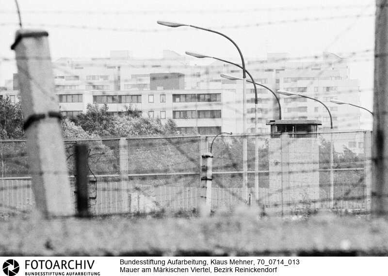 Ausbau der Berliner Mauer im Norden von Berlin. DDR perfektioniert den antifaschistischen Schutzwall, auch Staatsgrenze West genannt.<BR>Aufnahmedatum: 14.07.1970<BR>Material/Technik: Fotografie<BR>Aufnahmeort: West-Berlin, BRD (Deutschland)<BR>Signatur: 70_0714_013<BR>