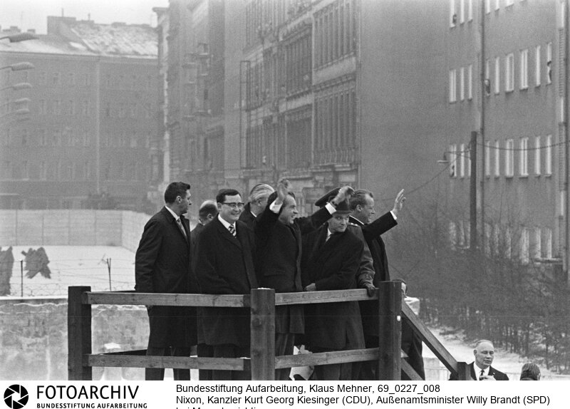 Amerikanischer Präsident auf Berlin-Visite. Der US-Präsident Richard Nixon besucht in Begleitung des Bundskanzlers und Außenministers die Halbstadt. Der obligate Besuch der Mauer fand am Moritzplatz im amerikanischen Sektor statt. Dort befindet sich der Grenzübergang Heinrich-Heine-Strasse nach Ost-Berlin (DDR).<BR>Aufnahmedatum: 27.02.1969<BR>Material/Technik: Fotografie<BR>Aufnahmeort: West-Berlin, BRD (Deutschland)<BR>Signatur: 69_0227_008<BR>