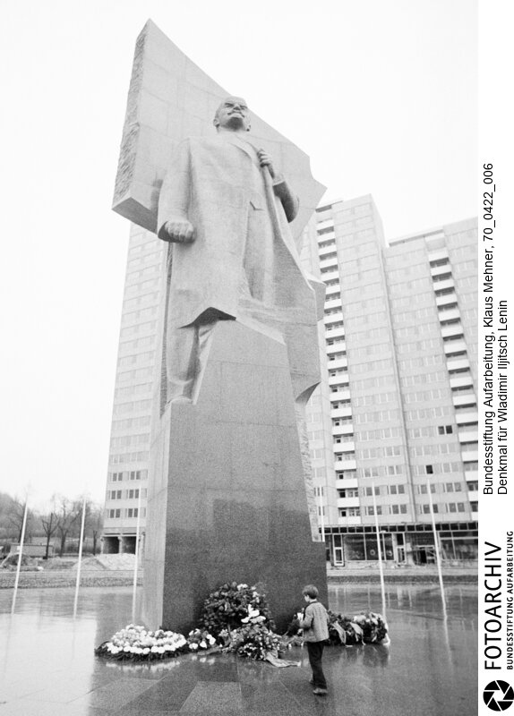 Lenindenkmal. 
Die 19 Meter große Lenin-Statue aus rotem Granit des sowjetischen Bildhauers Nikolai Tomski wurde in diesem Jahr fertig gestellt und ziert den gleichnamigen Platz.<BR>Aufnahmedatum: 22.04.1970<BR>Material/Technik: Fotografie<BR>Aufnahmeort: Ostberlin, DDR (Deutschland)<BR>Signatur: 70_0422_006<BR>