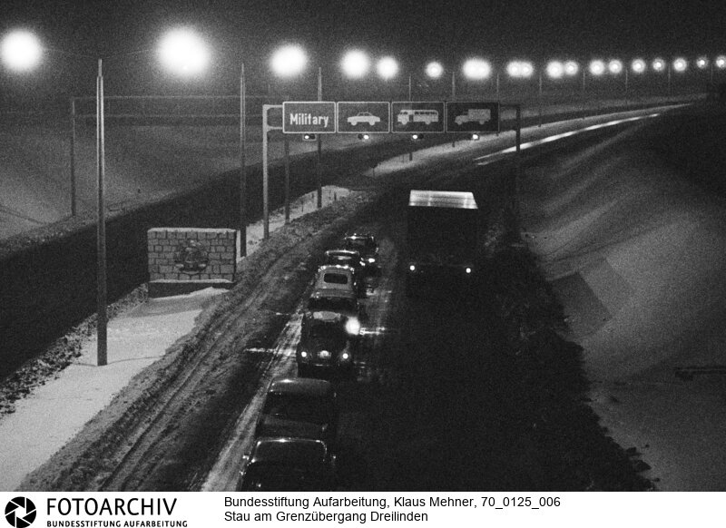 DDR schikaniert Transitverkehr von und nach Berlin. Die in diesem Monat beginnenden deutsch-sowjetischen Verhandlungen über einen Gewaltverzichtsvertrag begleitet die DDR auf ihre Weise.
 Am Grenzübergang Dreilinden stauen sich Lkws und Pkws<BR>Aufnahmedatum: 25.01.1970<BR>Material/Technik: Fotografie<BR>Aufnahmeort: West-Berlin, BRD (Deutschland)<BR>Signatur: 70_0125_006<BR>