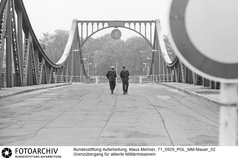 Foto: Polizeipatrouille am Grenzübergang Glienicker Brücke. Berlin (Berlin West), 29. 09. 1971. Das kürzlich paraphierte Berlinabkommen ändert am Viermächte-Status gar nichts. Die Passage in und aus der DDR über die Glienicker Brücke ist ausschließlich Angehörigen der westalliierten Militärmissionen vorbehalten.<BR>Material/Technik: Foto<BR>Berlin (West)<BR>Signatur: 71_0929_POL_MM-Mauer_02