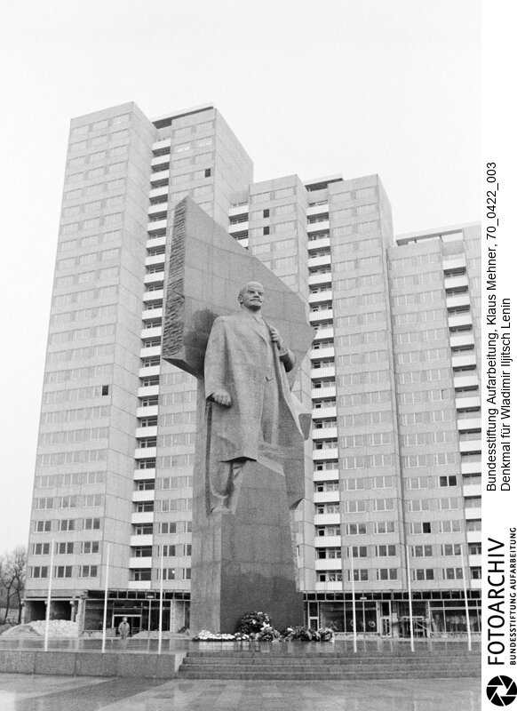 Lenindenkmal. 
Die 19 Meter große Lenin-Statue aus rotem Granit des sowjetischen Bildhauers Nikolai Tomski wurde in diesem Jahr fertig gestellt und ziert den gleichnamigen Platz.<BR>Aufnahmedatum: 22.04.1970<BR>Material/Technik: Fotografie<BR>Aufnahmeort: Ostberlin, DDR (Deutschland)<BR>Signatur: 70_0422_003<BR>