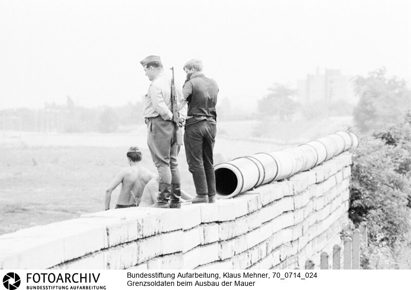 Ausbau der Berliner Mauer im Norden von Berlin. DDR perfektioniert den antifaschistischen Schutzwall, auch Staatsgrenze West genannt.<BR>Aufnahmedatum: 14.07.1970<BR>Material/Technik: Fotografie<BR>Aufnahmeort: West-Berlin, BRD (Deutschland)<BR>Signatur: 70_0714_024<BR>