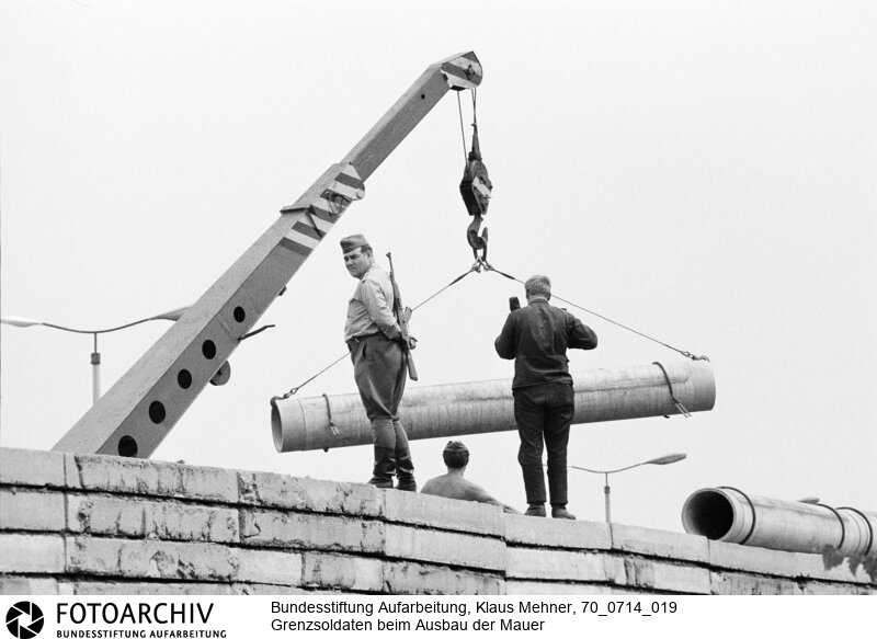Ausbau der Berliner Mauer im Norden von Berlin. DDR perfektioniert den antifaschistischen Schutzwall, auch Staatsgrenze West genannt.<BR>Aufnahmedatum: 14.07.1970<BR>Material/Technik: Fotografie<BR>Aufnahmeort: West-Berlin, BRD (Deutschland)<BR>Signatur: 70_0714_019<BR>