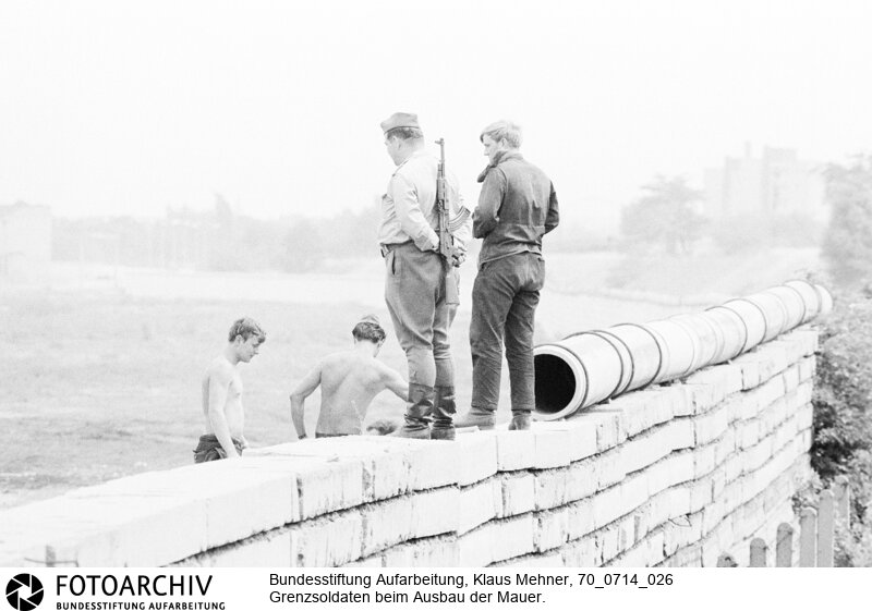 Ausbau der Berliner Mauer im Norden von Berlin. DDR perfektioniert den antifaschistischen Schutzwall, auch Staatsgrenze West genannt.<BR>Aufnahmedatum: 14.07.1970<BR>Material/Technik: Fotografie<BR>Aufnahmeort: West-Berlin, BRD (Deutschland)<BR>Signatur: 70_0714_026<BR>