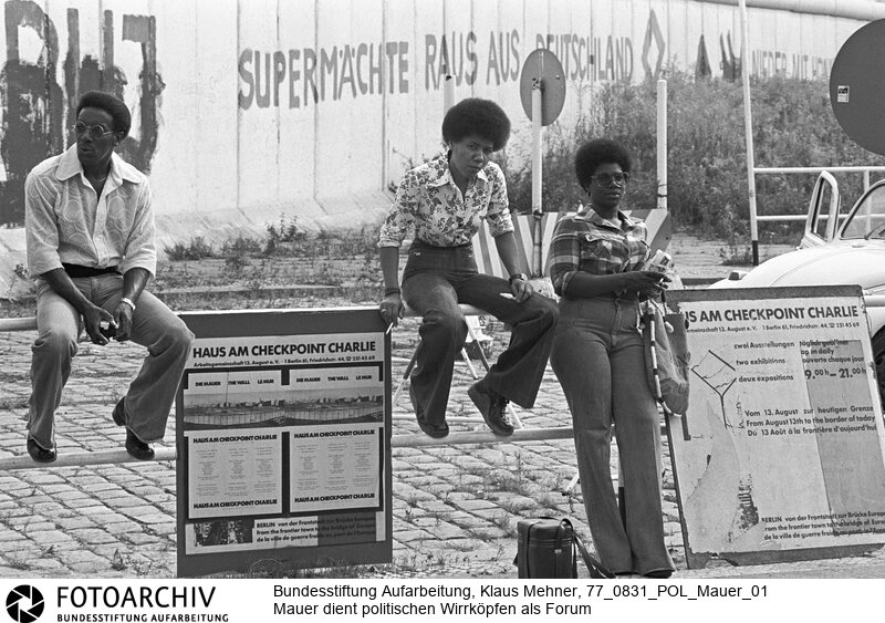 Berlin (Berlin West), 31-08-1977. Links- und rechtsradikale Parolen an der Mauer. Der nach Lesart der Deutschen Demokratischen Republik (DDR) antifaschistische Schutzwall dient politischen Wirrköpfen aller Schattierungen als Forum für ihre Parolen. Foto: Politparolen, Touristen am Potsdamer Platz. .Copyright by: Klaus Mehner (Higher resolution available).<BR>Material/Technik: Foto<BR>Berlin (West)<BR>Signatur: 77_0831_POL_Mauer_01