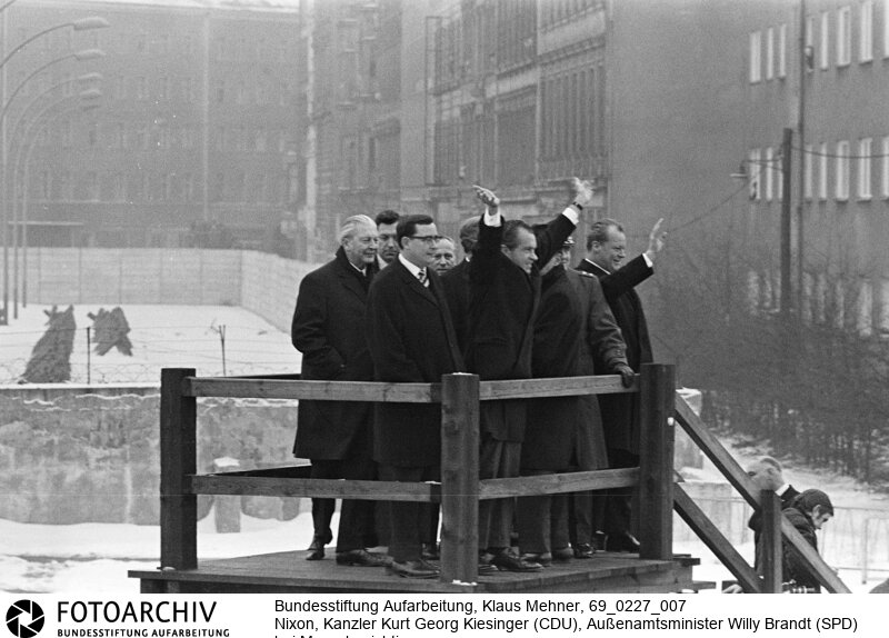 Amerikanischer Präsident auf Berlin-Visite. Der US-Präsident Richard Nixon besucht in Begleitung des Bundskanzlers und Außenministers die Halbstadt. Der obligate Besuch der Mauer fand am Moritzplatz im amerikanischen Sektor statt. Dort befindet sich der Grenzübergang Heinrich-Heine-Strasse nach Ost-Berlin (DDR).<BR>Aufnahmedatum: 27.02.1969<BR>Material/Technik: Fotografie<BR>Aufnahmeort: West-Berlin, BRD (Deutschland)<BR>Signatur: 69_0227_007<BR>
