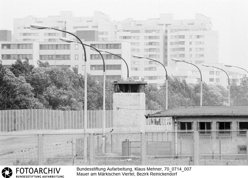 Ausbau der Berliner Mauer im Norden von Berlin. DDR perfektioniert den antifaschistischen Schutzwall, auch Staatsgrenze West genannt.<BR>Aufnahmedatum: 14.07.1970<BR>Material/Technik: Fotografie<BR>Aufnahmeort: West-Berlin, BRD (Deutschland)<BR>Signatur: 70_0714_007<BR>