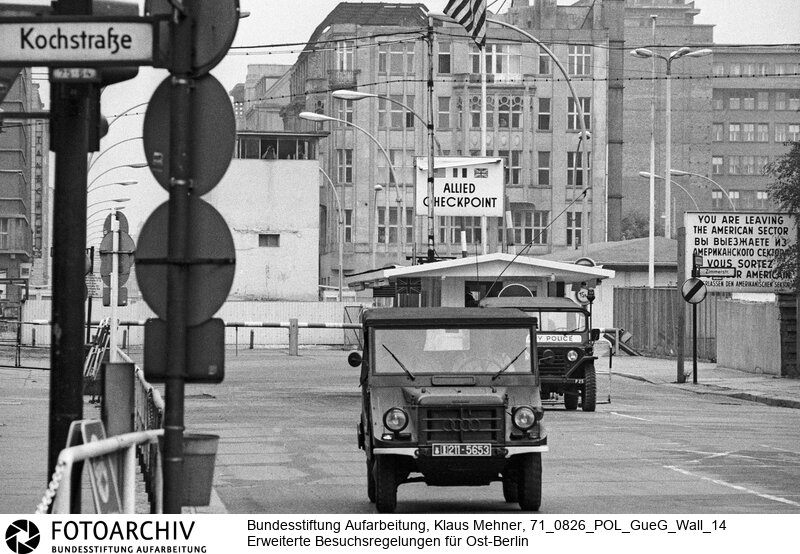 Foto: Französische Patrouille bei Verlassen Ost-Berlins am innerstädtischen Grenzübergang Checkpoint Charlie für Ausländer. Berlin (Berlin West), 26. 08. 1971. Im Schlepp des Berlin-Abkommens kommt es wieder zu innerdeutschen Gesprächen. Angestrebt werden touristische Einreisen für jeden West-Berliner in den Ostteil und ein vereinfachter Transitverkehr nach Westdeutschland.<BR>Material/Technik: Foto<BR>Berlin (West)<BR>Signatur: 71_0826_POL_GueG_Wall_14