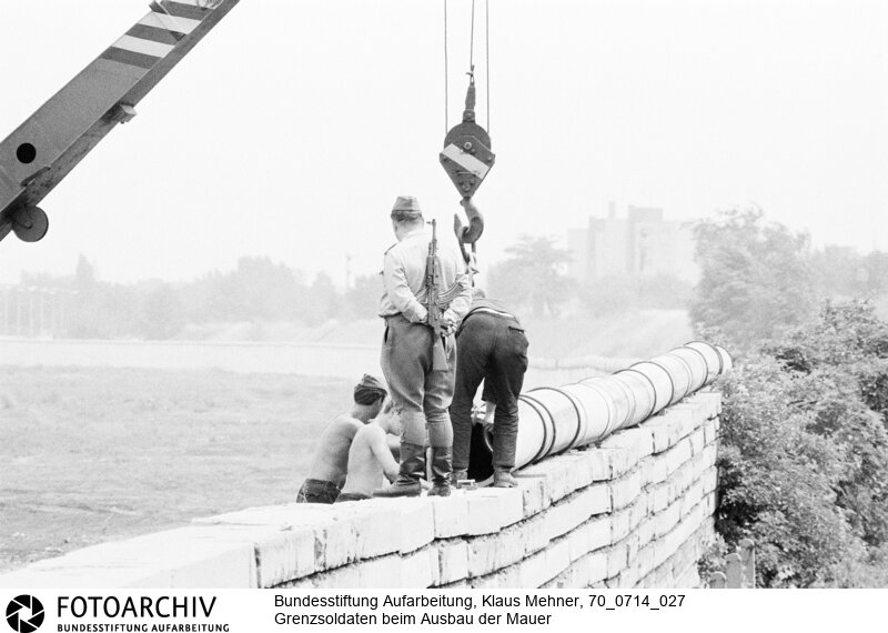 Ausbau der Berliner Mauer im Norden von Berlin. DDR perfektioniert den antifaschistischen Schutzwall, auch Staatsgrenze West genannt<BR>Aufnahmedatum: 14.07.1970<BR>Material/Technik: Fotografie<BR>Aufnahmeort: West-Berlin, BRD (Deutschland)<BR>Signatur: 70_0714_027<BR>