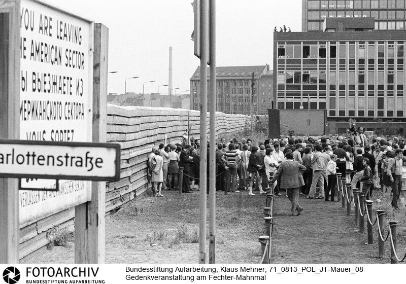 Foto: Gedenkveranstaltung am Mahnmal. Berlin (Berlin West), 13. 08. 1971. Wall of Shame. Gedenkveranstaltung am Peter Fechter Mahnmal zum zehnten (10.) Jahrestag des Mauerbaus. Teilnehmer waren neben der Arbeitsgemeinschaft 13. August die Aktion Oder Neiße (AKON) und andere Gruppen.<BR>Material/Technik: Foto<BR>Berlin (West)<BR>Signatur: 71_0813_POL_JT-Mauer_08
