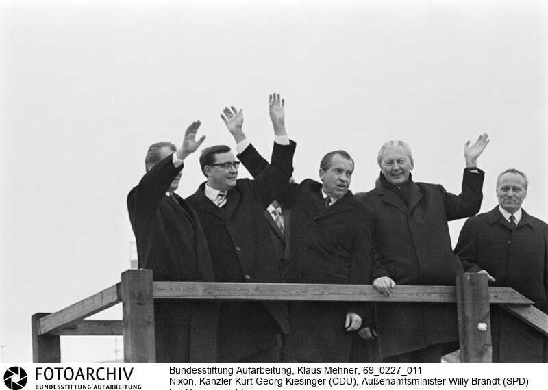Amerikanischer Präsident auf Berlin-Visite. Der US-Präsident Richard Nixon besucht in Begleitung des Bundskanzlers und Außenministers die Halbstadt. Der obligate Besuch der Mauer fand am Moritzplatz im amerikanischen Sektor statt. Dort befindet sich der Grenzübergang Heinrich-Heine-Strasse nach Ost-Berlin (DDR).<BR>Aufnahmedatum: 27.02.1969<BR>Material/Technik: Fotografie<BR>Aufnahmeort: West-Berlin, BRD (Deutschland)<BR>Signatur: 69_0227_011<BR>