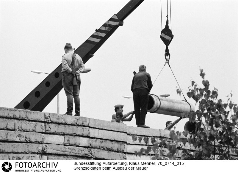 Ausbau der Berliner Mauer im Norden von Berlin. DDR perfektioniert den antifaschistischen Schutzwall, auch Staatsgrenze West genannt.<BR>Aufnahmedatum: 14.07.1970<BR>Material/Technik: Fotografie<BR>Aufnahmeort: West-Berlin, BRD (Deutschland)<BR>Signatur: 70_0714_015<BR>