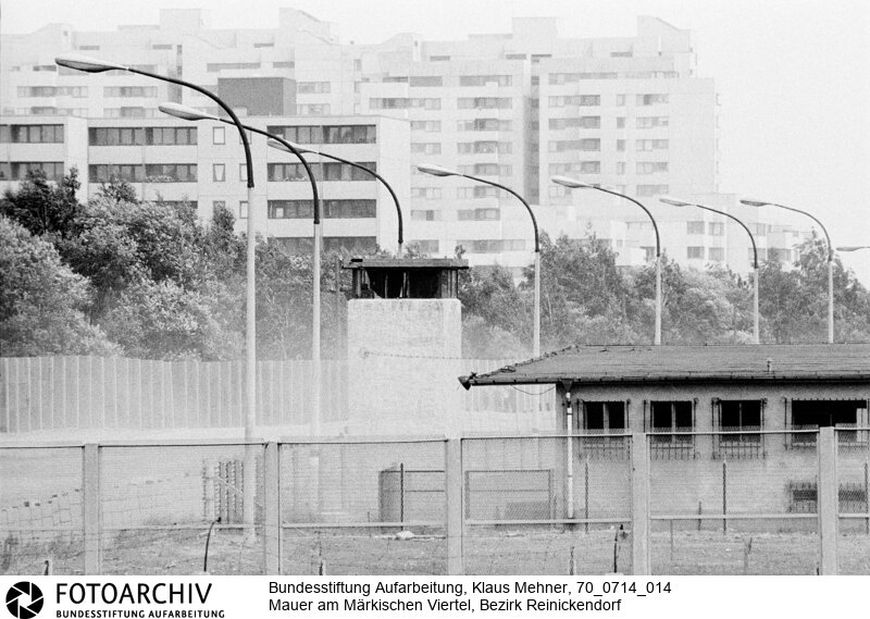 Ausbau der Berliner Mauer im Norden von Berlin. DDR perfektioniert den antifaschistischen Schutzwall, auch Staatsgrenze West genannt.<BR>Aufnahmedatum: 14.07.1970<BR>Material/Technik: Fotografie<BR>Aufnahmeort: West-Berlin, BRD (Deutschland)<BR>Signatur: 70_0714_014<BR>