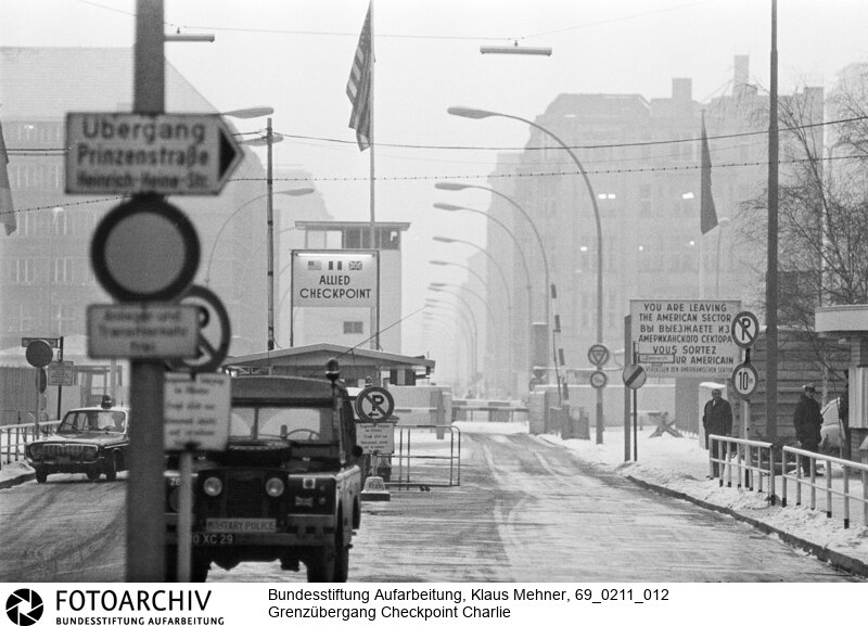 Mauer - Allied Checkpoint Charlie - Übergang für Ausländer nach Ost-Berlin.
 Der Grenzübergang wird von den westlichen Alliierten betrieben<BR>Aufnahmedatum: 11.02.1969<BR>Material/Technik: Fotografie<BR>Aufnahmeort: West-Berlin, BRD (Deutschland)<BR>Signatur: 69_0211_012<BR>