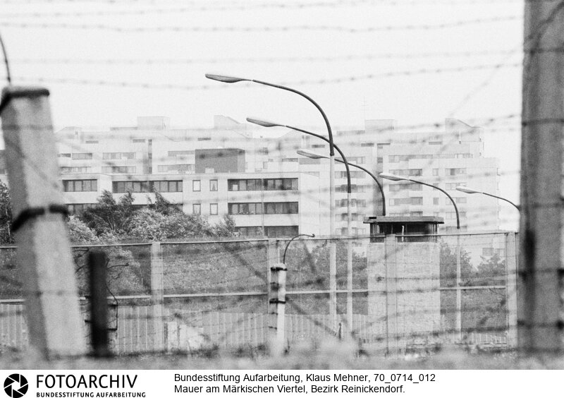 Ausbau der Berliner Mauer im Norden von Berlin. DDR perfektioniert den antifaschistischen Schutzwall, auch Staatsgrenze West genannt.<BR>Aufnahmedatum: 14.07.1970<BR>Material/Technik: Fotografie<BR>Aufnahmeort: West-Berlin, BRD (Deutschland)<BR>Signatur: 70_0714_012<BR>