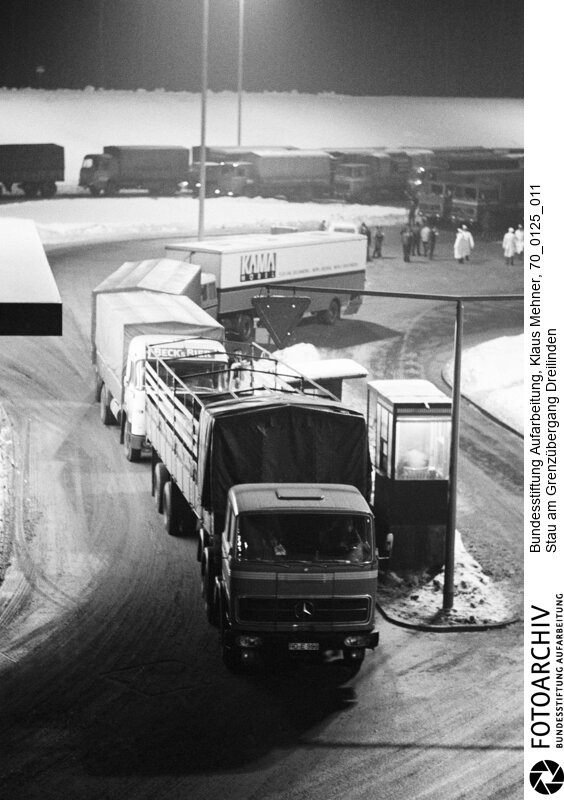 DDR schikaniert Transitverkehr von und nach Berlin. Die in diesem Monat beginnenden deutsch-sowjetischen Verhandlungen über einen Gewaltverzichtsvertrag begleitet die DDR auf ihre Weise. 
Am Grenzübergang Dreilinden stauen sich Lkws und Pkws<BR>Aufnahmedatum: 25.01.1970<BR>Material/Technik: Fotografie<BR>Aufnahmeort: West-Berlin, BRD (Deutschland)<BR>Signatur: 70_0125_011<BR>
