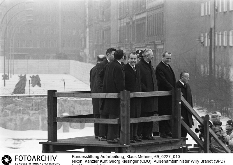 Amerikanischer Präsident auf Berlin-Visite. Der US-Präsident Richard Nixon besucht in Begleitung des Bundskanzlers und Außenministers die Halbstadt. Der obligate Besuch der Mauer fand am Moritzplatz im amerikanischen Sektor statt. Dort befindet sich der Grenzübergang Heinrich-Heine-Strasse nach Ost-Berlin (DDR).<BR>Aufnahmedatum: 27.02.1969<BR>Material/Technik: Fotografie<BR>Aufnahmeort: West-Berlin, BRD (Deutschland)<BR>Signatur: 69_0227_010<BR>