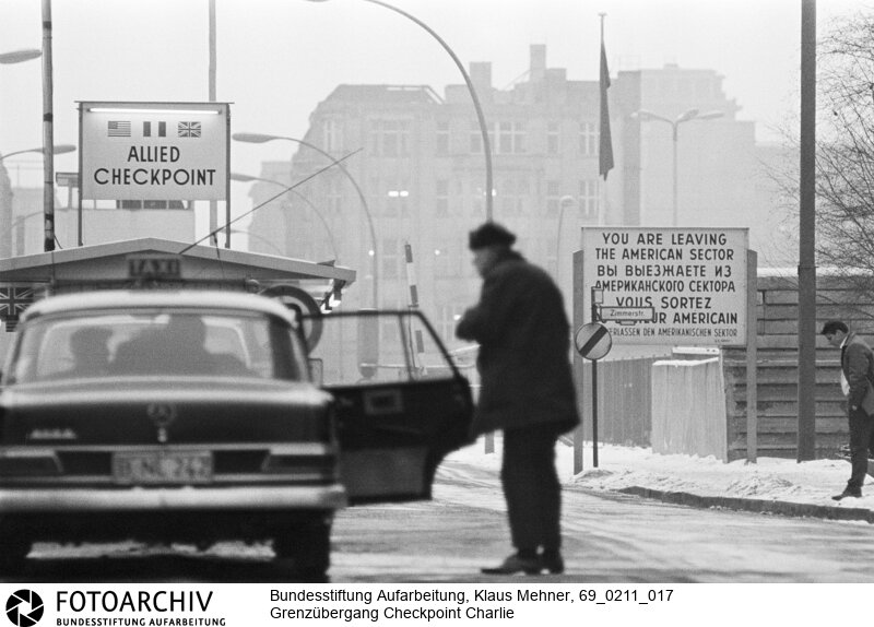 Mauer - Allied Checkpoint Charlie - Übergang für Ausländer nach Ost-Berlin. Der Grenzübergang wird von den westlichen Alliierten betrieben<BR>Aufnahmedatum: 11.02.1969<BR>Material/Technik: Fotografie<BR>Aufnahmeort: West-Berlin, BRD (Deutschland)<BR>Signatur: 69_0211_017<BR>