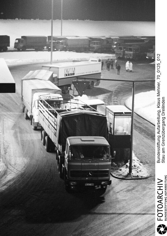 DDR schikaniert Transitverkehr von und nach Berlin. Die in diesem Monat beginnenden deutsch-sowjetischen Verhandlungen über einen Gewaltverzichtsvertrag begleitet die DDR auf ihre Weise. 
Am Grenzübergang Dreilinden stauen sich Lkws und Pkws.<BR>Aufnahmedatum: 25.01.1970<BR>Material/Technik: Fotografie<BR>Aufnahmeort: West-Berlin, BRD (Deutschland)<BR>Signatur: 70_0125_012<BR>