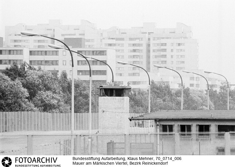 Ausbau der Berliner Mauer im Norden von Berlin. DDR perfektioniert den antifaschistischen Schutzwall, auch Staatsgrenze West genannt.<BR>Aufnahmedatum: 14.07.1970<BR>Material/Technik: Fotografie<BR>Aufnahmeort: West-Berlin, BRD (Deutschland)<BR>Signatur: 70_0714_006<BR>