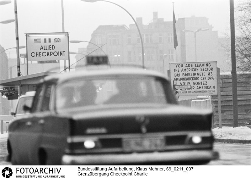 Mauer - Allied Checkpoint Charlie - Übergang für Ausländer nach Ost-Berlin. Der Grenzübergang wird von den westlichen Alliierten betrieben<BR>Aufnahmedatum: 11.02.1969<BR>Material/Technik: Fotografie<BR>Aufnahmeort: West-Berlin, BRD (Deutschland)<BR>Signatur: 69_0211_007<BR>